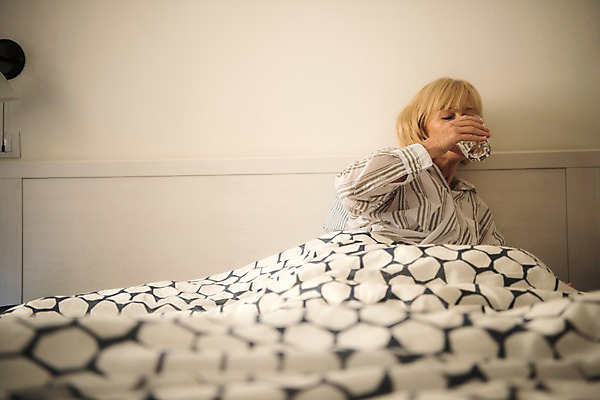 포토 JPG 서양인 여자 노년 실내 한명 들기 사람 앉기 상반신 앞모습 실버라이프 침실 침대 물컵 70대 물마시기 노인여자한명만 국내포토 외국인 1 라이프스타일 뷰포인트 가구 모션 성인 내부 컵 마시기 여자한명만 노인여자만 파일형식