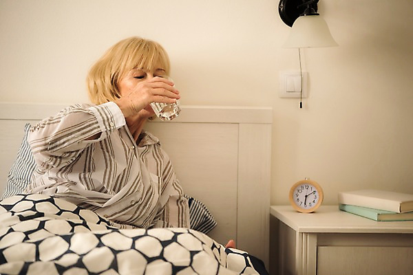 포토 JPG 서양인 여자 노년 탁자 조명 실내 한명 사람 앉기 상반신 앞모습 책 실버라이프 침실 자명종 마시기 침대 물컵 70대 노인여자한명만 국내포토 외국인 1 라이프스타일 뷰포인트 시계 가구 모션 성인 내부 컵 알람 여자한명만 노인여자만 파일형식