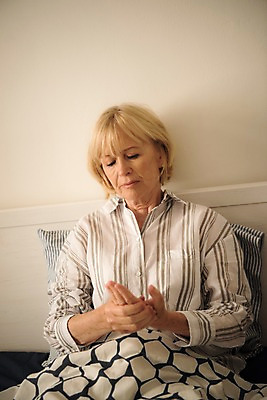 포토 JPG 서양인 응시 여자 노년 실내 한명 사람 앉기 상반신 앞모습 실버라이프 기댐 침실 침대 70대 손저림 시무룩 노인여자한명만 국내포토 외국인 1 라이프스타일 시선 뷰포인트 가구 모션 표정 성인 내부 여자한명만 노인여자만 파일형식