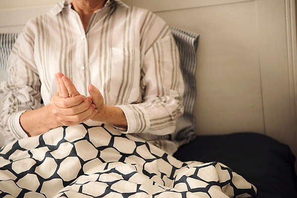 포토 JPG 서양인 여자 노년 실내 한명 사람 앉기 상반신 앞모습 실버라이프 기댐 침실 침대 잡기 70대 손저림 노인여자한명만 국내포토 외국인 1 라이프스타일 뷰포인트 가구 모션 성인 내부 여자한명만 노인여자만 파일형식