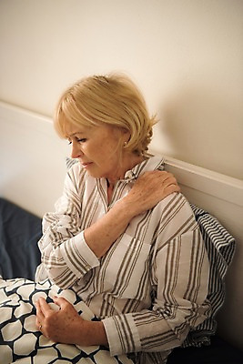 포토 JPG 서양인 여자 노년 실내 한명 사람 앉기 상반신 옆모습 실버라이프 기댐 침실 침대 잡기 찡그림 70대 어깨통증 노인여자한명만 국내포토 외국인 1 라이프스타일 뷰포인트 가구 모션 표정 성인 내부 질병 여자한명만 노인여자만 파일형식