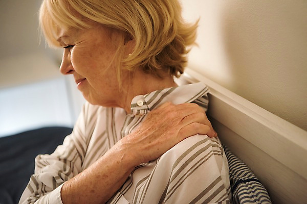 포토 JPG 서양인 여자 노년 실내 한명 사람 앉기 근접촬영 상반신 옆모습 실버라이프 기댐 침대 잡기 찡그림 70대 어깨통증 노인여자한명만 국내포토 외국인 1 라이프스타일 뷰포인트 가구 모션 표정 성인 내부 질병 여자한명만 노인여자만 파일형식