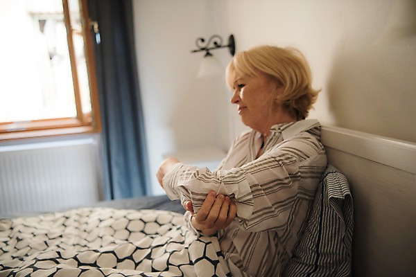 포토 JPG 주간 서양인 응시 여자 노년 창문 조명 실내 한명 사람 앉기 상반신 옆모습 실버라이프 침실 고통 침대 커튼 70대 팔꿈치 노인여자한명만 국내포토 자연요소 외국인 1 라이프스타일 시선 감정 뷰포인트 가구 모션 성인 내부 신체부위 팔 여자한명만 노인여자만 파일형식