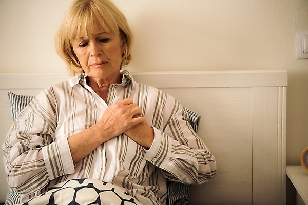 포토 JPG 서양인 여자 노년 실내 한명 사람 앉기 상반신 앞모습 실버라이프 기댐 침실 침대 잡기 70대 가슴통증 시무룩 노인여자한명만 국내포토 외국인 1 라이프스타일 뷰포인트 가구 모션 표정 성인 내부 고통 여자한명만 노인여자만 파일형식