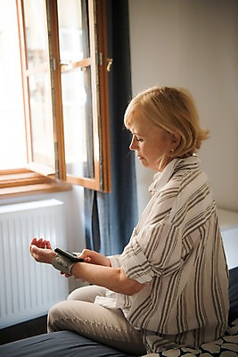 포토 JPG 주간 서양인 응시 여자 노년 창문 실내 한명 사람 앉기 상반신 옆모습 실버라이프 침실 침대 커튼 70대 혈압계 혈압 노인여자한명만 국내포토 자연요소 외국인 1 라이프스타일 시선 뷰포인트 가구 의료기기 모션 성인 내부 여자한명만 노인여자만 파일형식