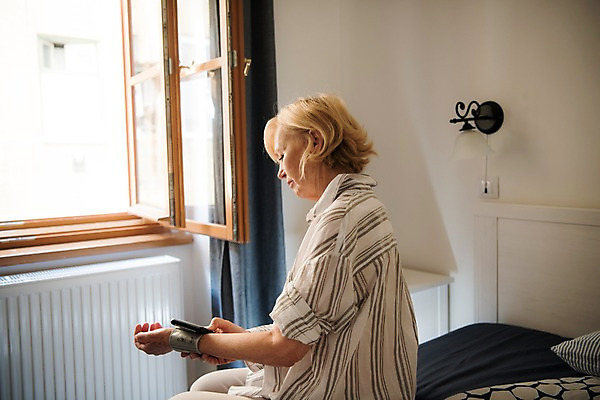 포토 JPG 주간 서양인 응시 여자 노년 창문 탁자 조명 실내 한명 사람 앉기 상반신 옆모습 실버라이프 침실 침대 커튼 70대 노인여자한명만 국내포토 자연요소 외국인 1 라이프스타일 시선 뷰포인트 가구 모션 성인 내부 여자한명만 노인여자만 파일형식