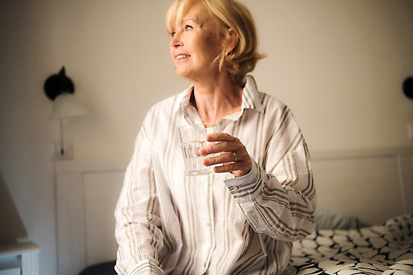 포토 JPG 서양인 응시 여자 노년 조명 실내 한명 미소 들기 사람 앉기 상반신 앞모습 실버라이프 침실 침대 물컵 70대 노인여자한명만 국내포토 외국인 1 라이프스타일 시선 뷰포인트 가구 모션 표정 성인 내부 컵 여자한명만 노인여자만 파일형식