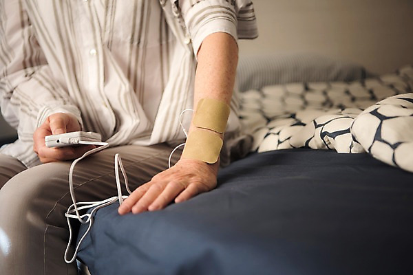 포토 JPG 서양인 여자 노년 실내 한명 사람 앉기 근접촬영 상반신 옆모습 치료 실버라이프 침실 침대 70대 안마기 노인여자한명만 국내포토 외국인 1 라이프스타일 뷰포인트 가구 의학 모션 성인 내부 여자한명만 노인여자만 파일형식