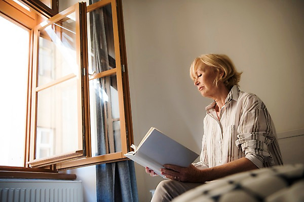 포토 JPG 주간 서양인 응시 여자 노년 창문 실내 한명 사람 앉기 상반신 옆모습 책 실버라이프 독서 침실 침대 커튼 70대 노인여자한명만 국내포토 자연요소 외국인 1 라이프스타일 시선 뷰포인트 가구 모션 성인 내부 여자한명만 노인여자만 파일형식