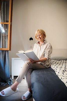 포토 JPG 주간 전신 서양인 여자 노년 창문 탁자 슬리퍼 실내 한명 미소 들기 사람 앉기 옆모습 책 실버라이프 독서 침실 침대 커튼 70대 노인여자한명만 국내포토 자연요소 외국인 1 라이프스타일 뷰포인트 가구 신발 모션 표정 성인 내부 여자한명만 노인여자만 파일형식