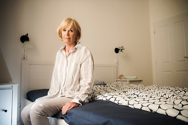 포토 JPG 서양인 응시 여자 노년 탁자 실내 한명 사람 앉기 상반신 옆모습 책 실버라이프 침실 자명종 침대 70대 시무룩 노인여자한명만 국내포토 외국인 1 라이프스타일 시선 뷰포인트 시계 가구 모션 표정 성인 내부 알람 여자한명만 노인여자만 파일형식