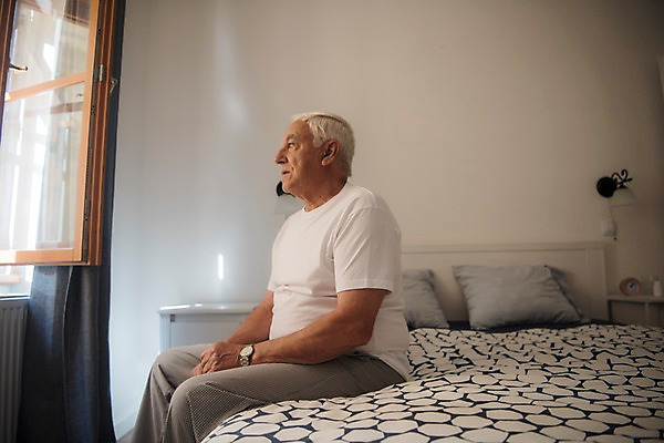 포토 JPG 주간 서양인 응시 노년 남자 창문 탁자 실내 한명 사람 앉기 상반신 옆모습 실버라이프 침실 침대 커튼 70대 노인남자한명만 국내포토 자연요소 외국인 1 라이프스타일 시선 뷰포인트 가구 모션 성인 내부 남자한명만 노인남자만 파일형식