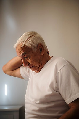 포토 JPG 서양인 응시 노년 남자 탁자 실내 한명 사람 근접촬영 상반신 옆모습 실버라이프 침실 70대 목통증 노인남자한명만 국내포토 외국인 1 라이프스타일 시선 뷰포인트 가구 성인 내부 고통 남자한명만 노인남자만 파일형식 감정 생활용품 인종 생활 남자만 노인만 오브젝트 성인만