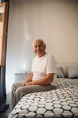 포토 JPG 주간 서양인 응시 노년 남자 창문 탁자 실내 한명 미소 사람 앉기 상반신 옆모습 실버라이프 침실 침대 70대 노인남자한명만 국내포토 자연요소 외국인 1 라이프스타일 시선 뷰포인트 가구 모션 표정 성인 내부 남자한명만 노인남자만 파일형식