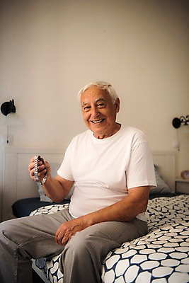 포토 JPG 서양인 노년 남자 실내 한명 미소 사람 앉기 상반신 옆모습 실버라이프 침실 침대 손목시계 70대 노인남자한명만 국내포토 외국인 1 라이프스타일 뷰포인트 시계 가구 장신구 모션 표정 성인 내부 남자한명만 노인남자만 파일형식