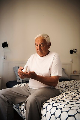 포토 JPG 서양인 응시 노년 남자 실내 한명 사람 앉기 상반신 옆모습 실버라이프 알약 침실 침대 붓기 약병 70대 노인남자한명만 국내포토 외국인 1 라이프스타일 시선 뷰포인트 가구 모션 성인 내부 약 병 남자한명만 노인남자만 파일형식