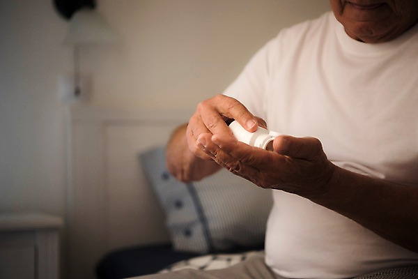 포토 JPG 서양인 노년 남자 탁자 실내 한명 사람 근접촬영 상반신 옆모습 실버라이프 알약 침실 붓기 약병 70대 노인남자한명만 국내포토 외국인 1 라이프스타일 뷰포인트 가구 모션 성인 내부 약 병_담는 남자한명만 노인남자만 파일형식