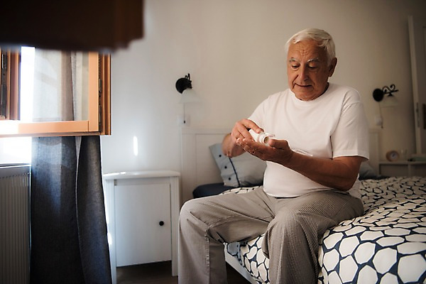 포토 JPG 주간 서양인 응시 노년 남자 탁자 실내 한명 사람 앉기 상반신 옆모습 실버라이프 알약 침실 침대 커튼 약병 창가 70대 노인남자한명만 국내포토 자연요소 외국인 1 라이프스타일 시선 뷰포인트 가구 창문 모션 성인 내부 약 병_담는 남자한명만 노인남자만 파일형식