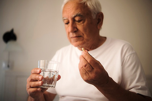 포토 JPG 서양인 응시 노년 남자 탁자 실내 한명 사람 상반신 앞모습 실버라이프 알약 침실 먹기 물컵 70대 노인남자한명만 국내포토 외국인 1 라이프스타일 시선 뷰포인트 가구 모션 성인 내부 컵 약 남자한명만 노인남자만 파일형식