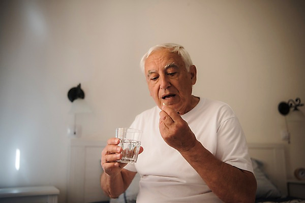 포토 JPG 서양인 응시 노년 남자 실내 한명 들기 사람 상반신 앞모습 실버라이프 알약 침실 침대 먹기 물컵 70대 노인남자한명만 국내포토 외국인 1 라이프스타일 시선 뷰포인트 가구 모션 성인 내부 컵 약 남자한명만 노인남자만 파일형식