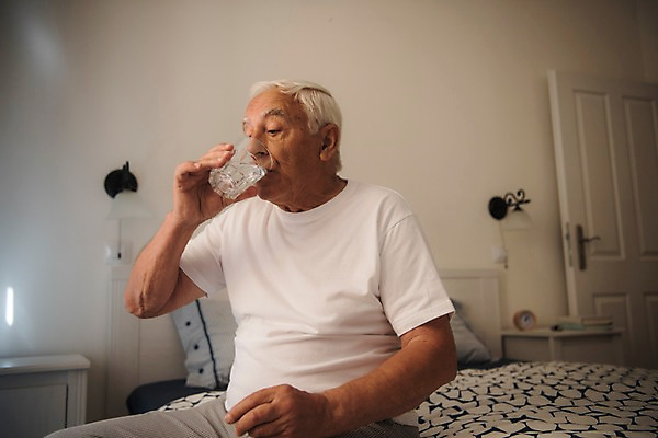 포토 JPG 서양인 노년 남자 탁자 실내 한명 사람 앉기 상반신 옆모습 실버라이프 침실 침대 70대 물마시기 노인남자한명만 국내포토 외국인 1 라이프스타일 뷰포인트 가구 모션 성인 내부 마시기 남자한명만 노인남자만 파일형식