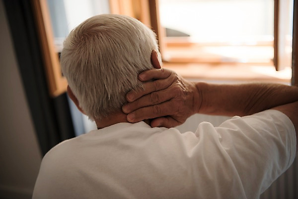 포토 JPG 서양인 노년 남자 창문 한명 사람 상반신 뒷모습 실버라이프 백발 잡기 70대 목통증 노인남자한명만 국내포토 외국인 1 라이프스타일 헤어스타일 뷰포인트 모션 성인 고통 남자한명만 노인남자만 파일형식