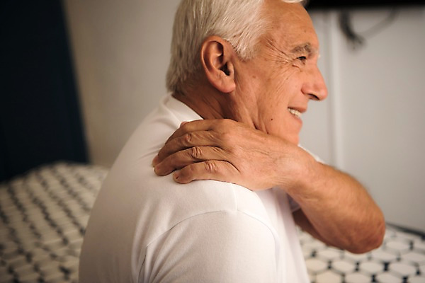 포토 JPG 서양인 노년 남자 한명 사람 근접촬영 상반신 옆모습 실버라이프 침실 고통 침대 잡기 찡그림 어깨 70대 어깨통증 노인남자한명만 국내포토 외국인 1 라이프스타일 감정 뷰포인트 가구 모션 표정 성인 신체부위 질병 남자한명만 노인남자만 파일형식