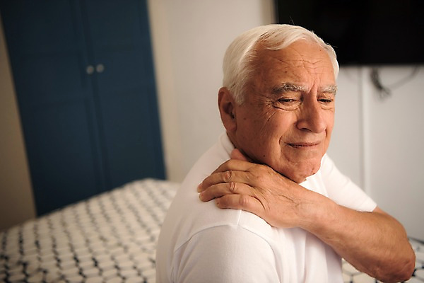 포토 JPG 서양인 노년 남자 한명 사람 앉기 근접촬영 상반신 옆모습 실버라이프 텔레비전 침실 침대 잡기 장롱 찡그림 70대 어깨통증 노인남자한명만 국내포토 외국인 1 라이프스타일 뷰포인트 가구 모션 표정 성인 전자제품 질병 남자한명만 노인남자만 파일형식