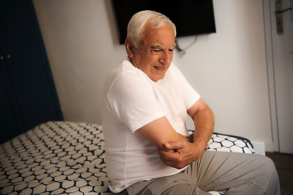 포토 JPG 서양인 노년 남자 한명 사람 앉기 상반신 옆모습 실버라이프 텔레비전 침실 고통 침대 잡기 찡그림 70대 팔 노인남자한명만 국내포토 외국인 1 라이프스타일 감정 뷰포인트 가구 모션 표정 성인 신체부위 전자제품 남자한명만 노인남자만 파일형식