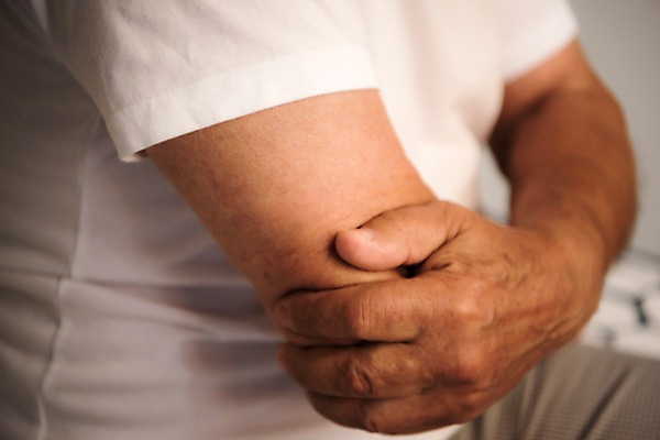 포토 JPG 서양인 손 노년 남자 한명 사람 근접촬영 상반신 옆모습 신체부위 실버라이프 고통 잡기 70대 팔 노인남자한명만 국내포토 외국인 1 라이프스타일 감정 뷰포인트 모션 성인 남자한명만 노인남자만 파일형식