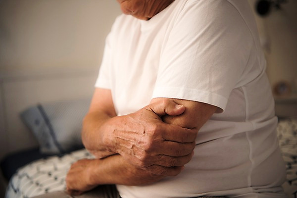 포토 JPG 서양인 노년 남자 한명 사람 앉기 상반신 옆모습 실버라이프 고통 침대 잡기 70대 팔 노인남자한명만 국내포토 외국인 1 라이프스타일 감정 뷰포인트 가구 모션 성인 신체부위 남자한명만 노인남자만 파일형식