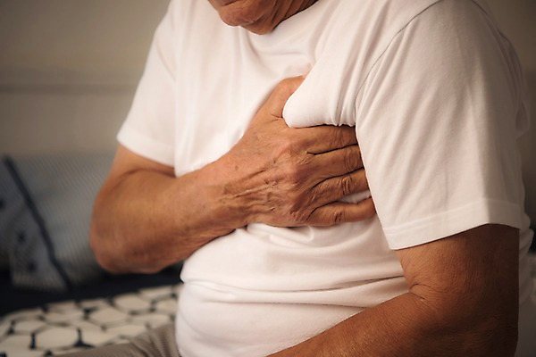 포토 JPG 서양인 노년 남자 한명 사람 앉기 상반신 옆모습 실버라이프 침실 고통 침대 잡기 가슴 70대 노인남자한명만 국내포토 외국인 1 라이프스타일 감정 뷰포인트 가구 모션 성인 신체부위 남자한명만 노인남자만 파일형식