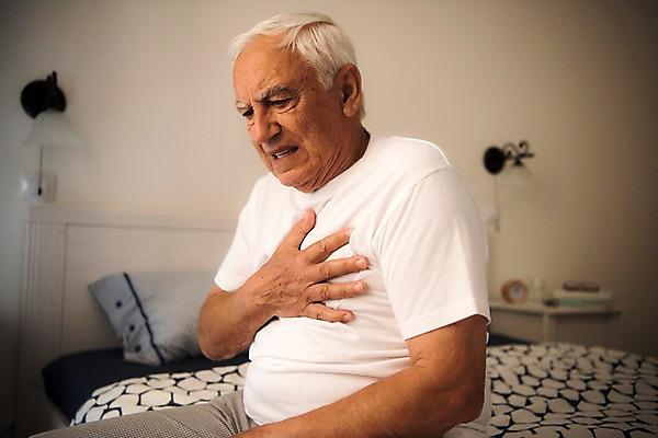 포토 JPG 서양인 노년 남자 한명 사람 앉기 상반신 옆모습 실버라이프 침실 고통 심장 침대 찡그림 가슴 70대 노인남자한명만 국내포토 외국인 1 라이프스타일 감정 뷰포인트 가구 모션 표정 성인 신체부위 장기_의학 남자한명만 노인남자만 파일형식