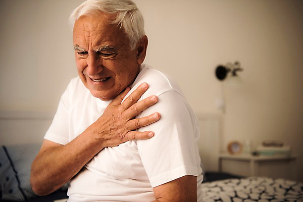 포토 JPG 서양인 노년 남자 한명 사람 앉기 상반신 옆모습 실버라이프 침실 고통 침대 찡그림 가슴 어깨 70대 노인남자한명만 국내포토 외국인 1 라이프스타일 감정 뷰포인트 가구 모션 표정 성인 신체부위 남자한명만 노인남자만 파일형식