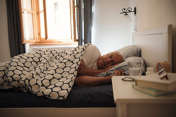 포토 JPG 서양인 노년 남자 안경 창문 한명 미소 사람 상반신 책 실버라이프 눕기 침실 침대 잠 커튼 약병 물컵 덮기 70대 노인남자한명만 국내포토 외국인 1 라이프스타일 잡화 가구 모션 표정 성인 컵 약 병_담는 남자한명만 노인남자만 파일형식