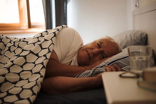 포토 JPG 서양인 노년 남자 창문 한명 사람 상반신 책 실버라이프 눕기 침실 침대 잠 커튼 손목시계 물컵 70대 노인남자한명만 국내포토 외국인 1 라이프스타일 시계 가구 장신구 모션 성인 컵 남자한명만 노인남자만 파일형식