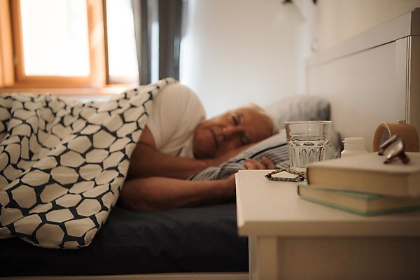 포토 JPG 서양인 노년 남자 안경 창문 한명 사람 상반신 책 실버라이프 눕기 침실 침대 잠 커튼 약병 손목시계 물컵 70대 두권 노인남자한명만 국내포토 외국인 1 라이프스타일 잡화 시계 가구 2 장신구 모션 성인 컵 약 병_담는 남자한명만 노인남자만 파일형식