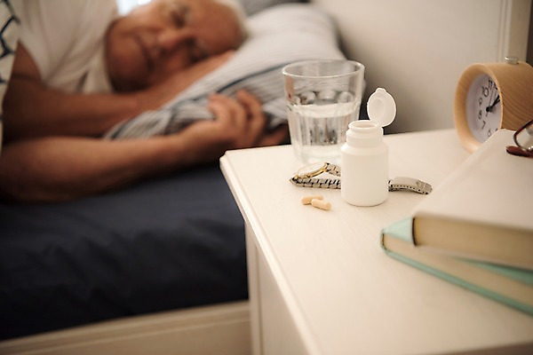 포토 JPG 서양인 노년 남자 안경 탁자 한명 사람 상반신 책 실버라이프 눕기 알약 침실 자명종 침대 잠 약병 손목시계 물컵 70대 노인남자한명만 국내포토 외국인 1 라이프스타일 잡화 시계 가구 장신구 모션 성인 컵 약 알람 병_담는 남자한명만 노인남자만 파일형식