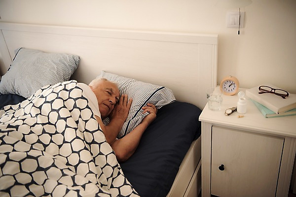 포토 JPG 서양인 노년 남자 안경 탁자 한명 사람 상반신 책 실버라이프 눕기 알약 침실 자명종 침대 잠 약병 손목시계 물컵 70대 노인남자한명만 국내포토 외국인 1 라이프스타일 잡화 시계 가구 장신구 모션 성인 컵 약 알람 병_담는 남자한명만 노인남자만 파일형식