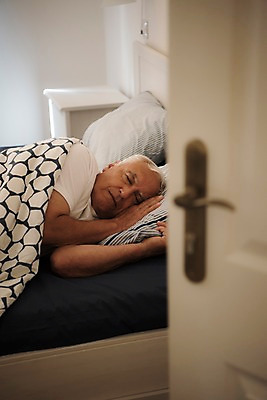 포토 JPG 서양인 노년 남자 한명 사람 상반신 아웃포커스 실버라이프 눕기 문 침실 침대 잠 덮기 70대 노인남자한명만 국내포토 외국인 1 라이프스타일 가구 모션 촬영기법 성인 남자한명만 노인남자만 파일형식