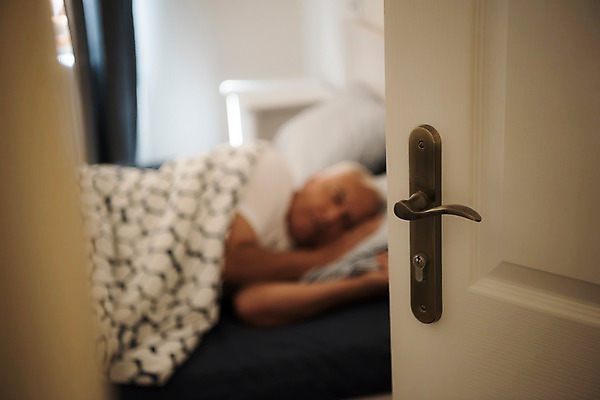 포토 JPG 서양인 노년 남자 한명 사람 상반신 아웃포커스 실버라이프 눕기 문 침실 침대 잠 70대 노인남자한명만 국내포토 외국인 1 라이프스타일 가구 모션 촬영기법 성인 남자한명만 노인남자만 파일형식