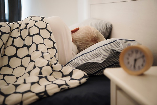 포토 JPG 서양인 노년 남자 탁자 한명 사람 상반신 뒷모습 실버라이프 눕기 침실 자명종 침대 70대 노인남자한명만 국내포토 외국인 1 라이프스타일 뷰포인트 시계 가구 모션 성인 알람 남자한명만 노인남자만 파일형식