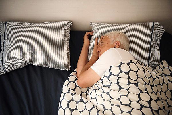 포토 JPG 서양인 노년 남자 한명 사람 상반신 실버라이프 눕기 눈감음 침실 침대 덮기 70대 노인남자한명만 국내포토 외국인 1 라이프스타일 가구 모션 성인 남자한명만 노인남자만 파일형식