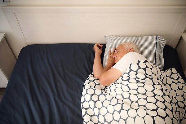 포토 JPG 서양인 노년 남자 한명 사람 상반신 실버라이프 눕기 눈감음 침실 침대 잠 덮기 70대 노인남자한명만 국내포토 외국인 1 라이프스타일 가구 모션 성인 남자한명만 노인남자만 파일형식