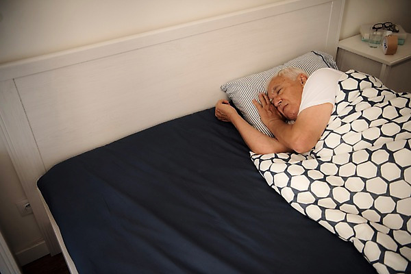 포토 JPG 서양인 노년 남자 안경 탁자 한명 사람 상반신 책 실버라이프 눈감음 침실 자명종 침대 잠 덮기 70대 노인남자한명만 국내포토 외국인 1 라이프스타일 잡화 시계 가구 모션 성인 알람 남자한명만 노인남자만 파일형식