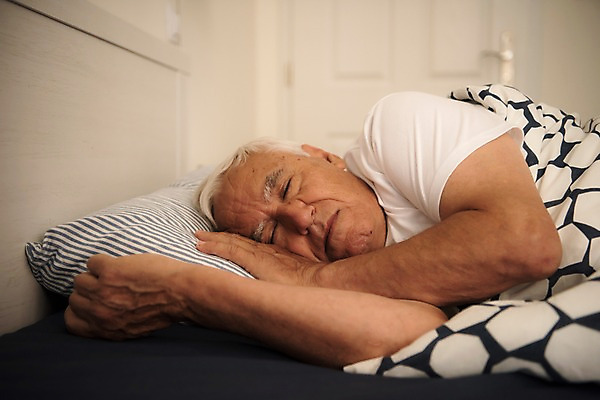 포토 JPG 서양인 노년 남자 한명 사람 근접촬영 상반신 실버라이프 눕기 눈감음 침실 침대 잠 70대 노인남자한명만 국내포토 외국인 1 라이프스타일 뷰포인트 가구 모션 성인 남자한명만 노인남자만 파일형식