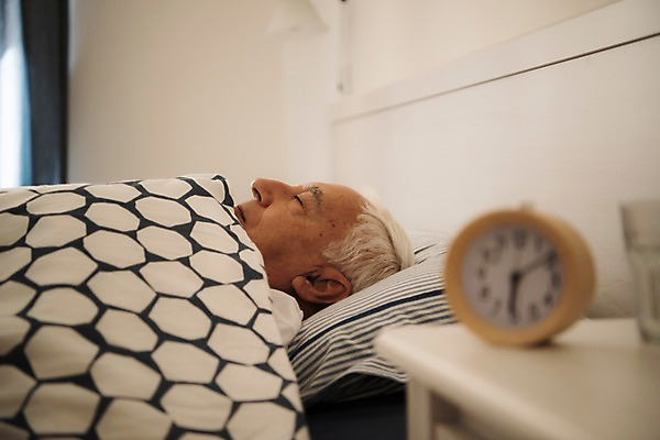 포토 JPG 서양인 노년 남자 탁자 한명 사람 상반신 옆모습 실버라이프 눕기 눈감음 침실 자명종 침대 70대 노인남자한명만 국내포토 외국인 1 라이프스타일 뷰포인트 시계 가구 모션 성인 알람 남자한명만 노인남자만 파일형식