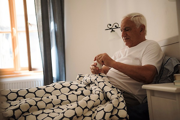 포토 JPG 서양인 응시 노년 남자 탁자 한명 들기 사람 앉기 상반신 옆모습 실버라이프 침실 침대 커튼 약병 창가 70대 노인남자한명만 국내포토 외국인 1 라이프스타일 시선 뷰포인트 가구 창문 모션 성인 약 병 남자한명만 노인남자만 파일형식