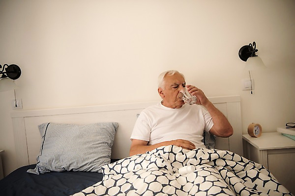 포토 JPG 서양인 노년 남자 탁자 한명 사람 앉기 상반신 앞모습 실버라이프 침실 침대 약병 70대 물마시기 노인남자한명만 국내포토 외국인 1 라이프스타일 뷰포인트 가구 모션 성인 약 마시기 병_담는 남자한명만 노인남자만 파일형식