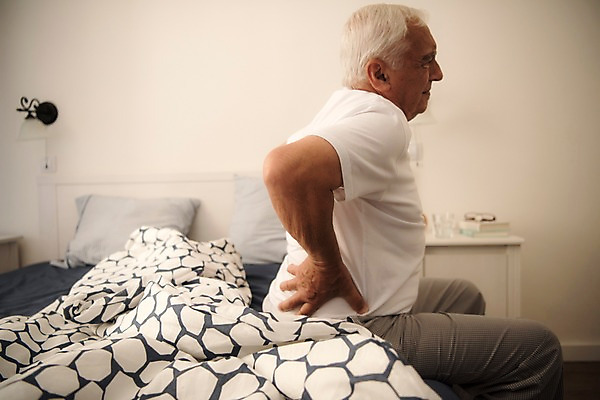 포토 JPG 서양인 노년 남자 탁자 한명 사람 앉기 상반신 옆모습 실버라이프 침실 고통 침대 70대 허리통증 노인남자한명만 국내포토 외국인 1 라이프스타일 감정 뷰포인트 가구 모션 성인 남자한명만 노인남자만 파일형식